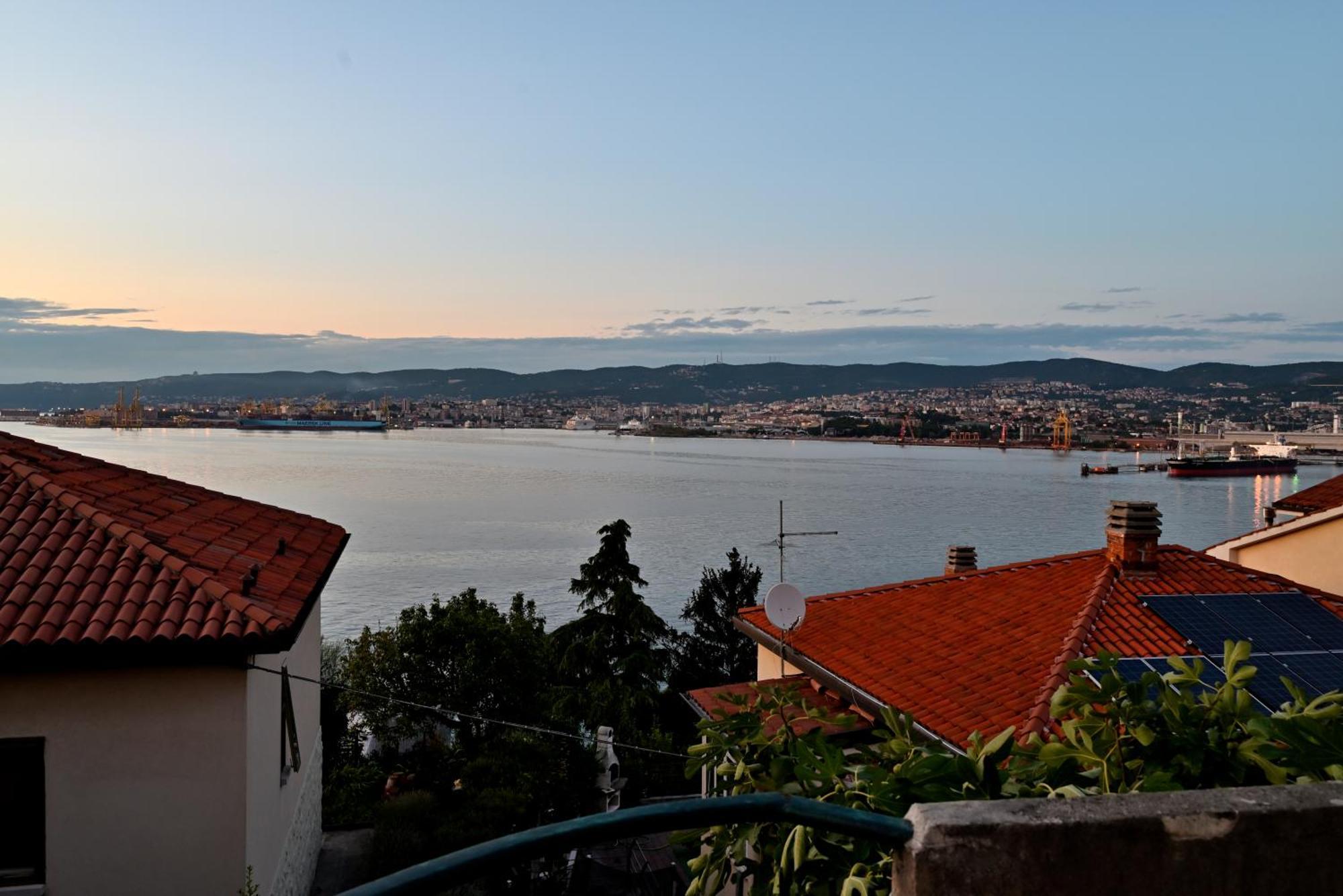 Muggia Uphill B&B Bagian luar foto